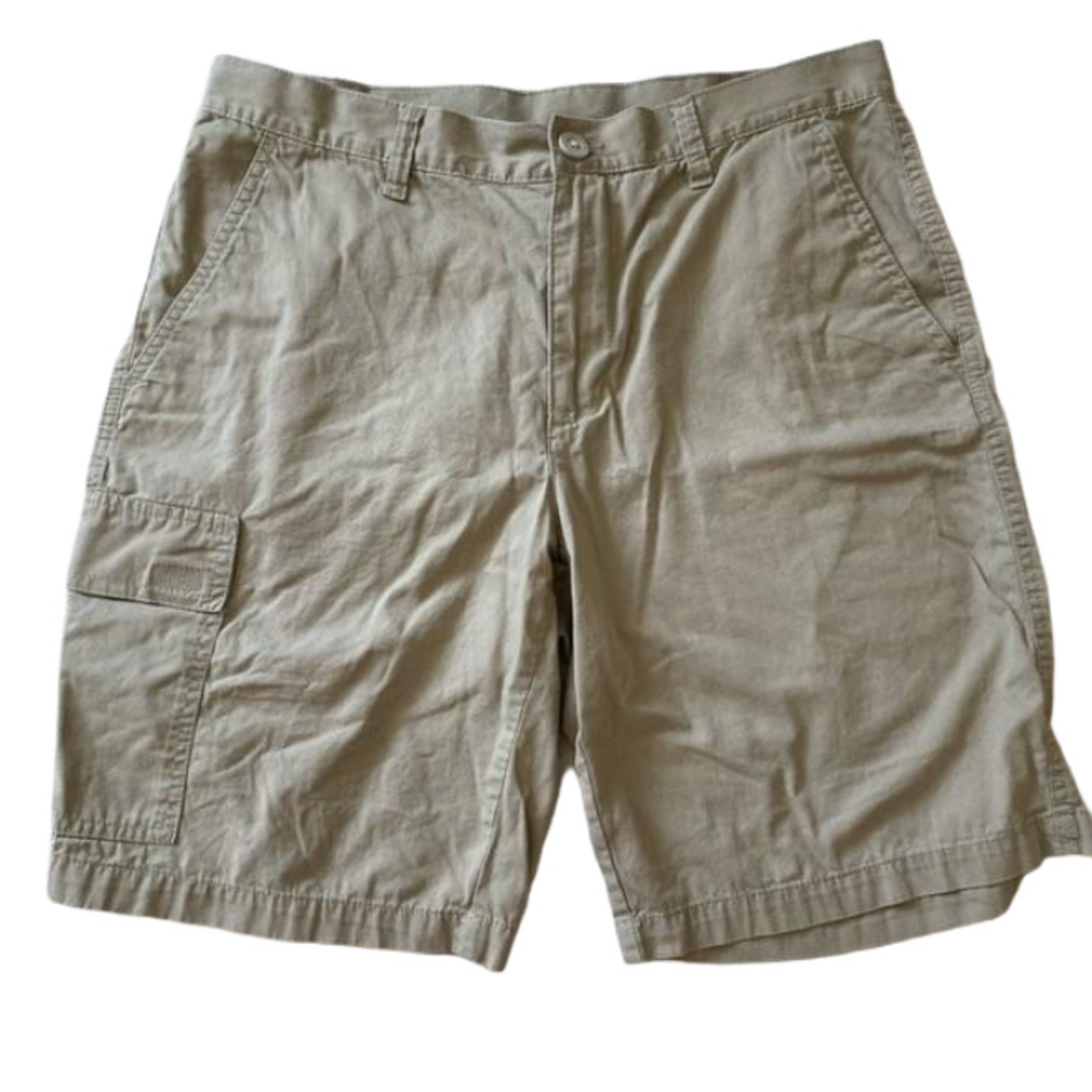COLUMBIA men’s khaki cargo shorts in size 34 waist and 10 inch length